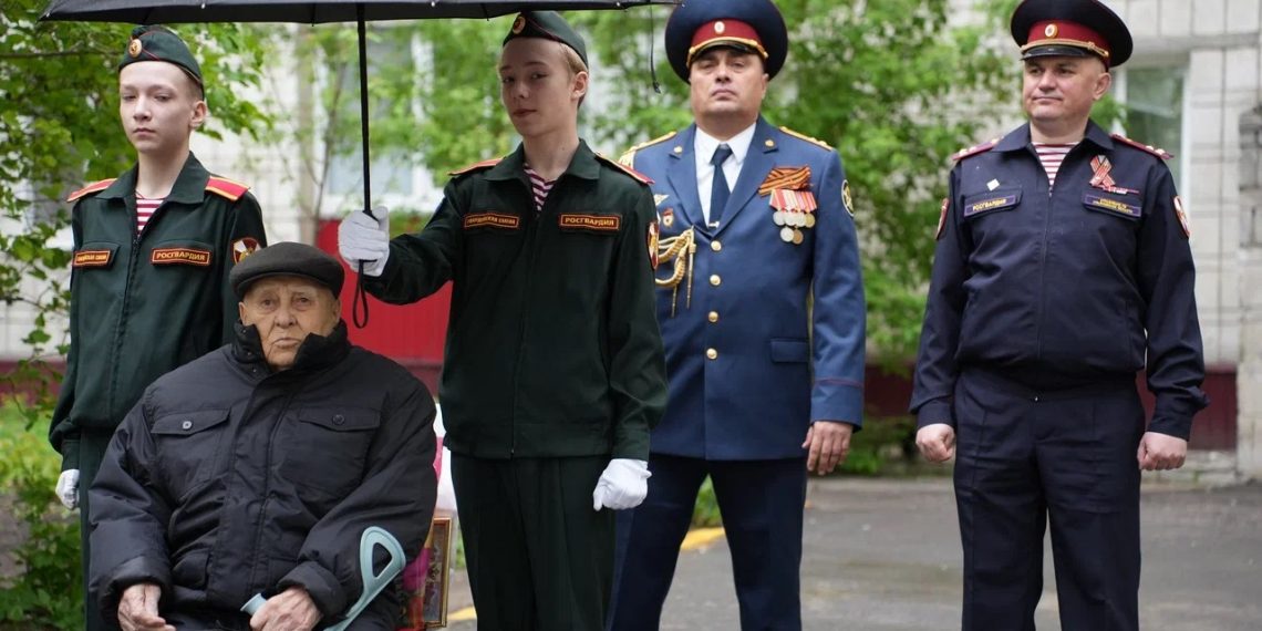 Ульяновские силовики поздравили героя двух войн парадом у дома