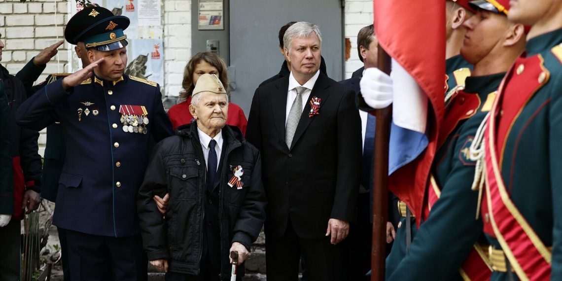 Парад у дома ветерана: Ульяновск почтил подвиг Владимира Графова