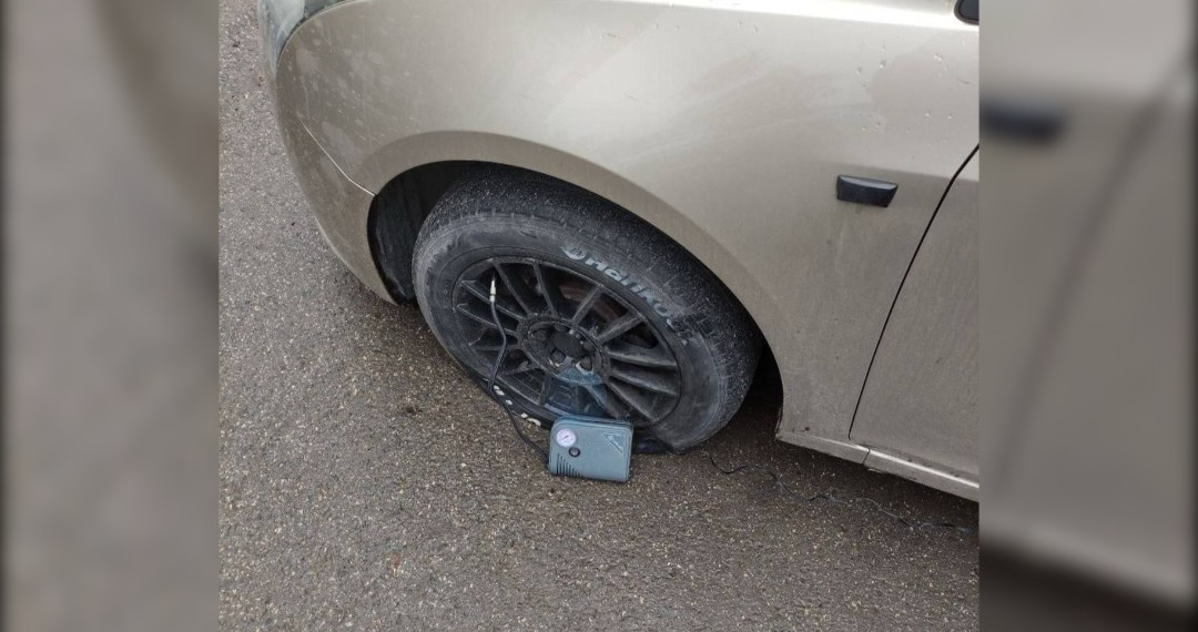 Ночью в Киндяковке порезали колёса у пятнадцати машин