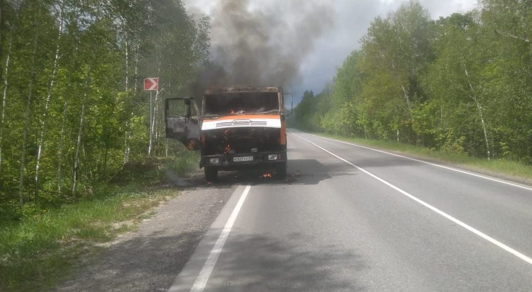 На дороге Тушна — Сенгилей под Ульяновском вспыхнул КАМАЗ