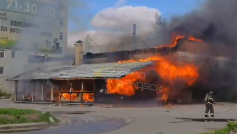 В Ульяновске на проспекте Гая загорелось кафе