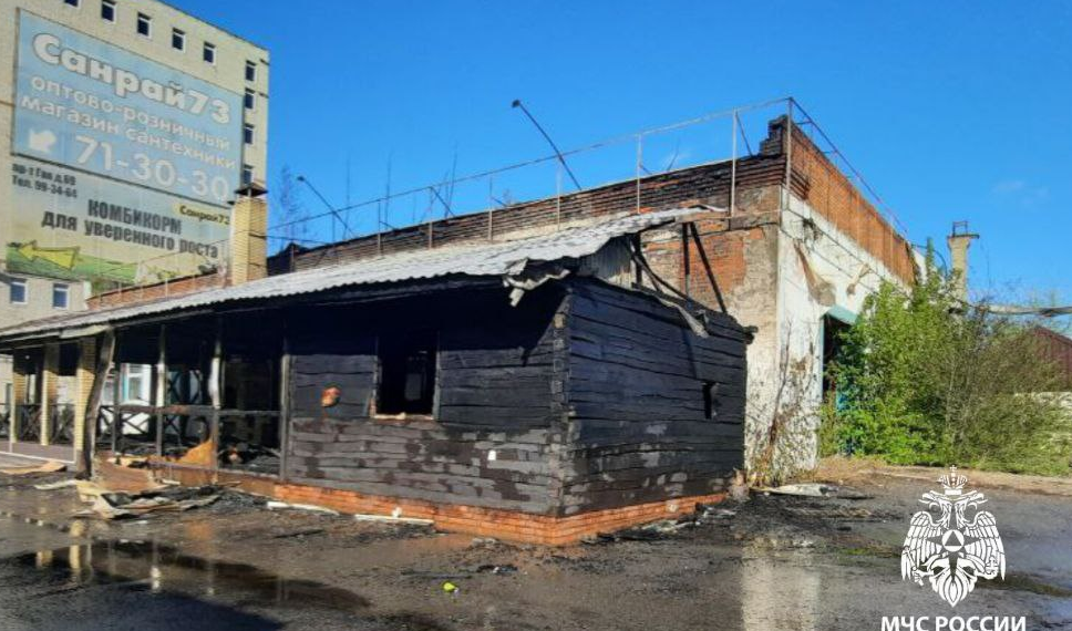 Горящее кафе в Киндяковке тушили более 20-ти пожарных