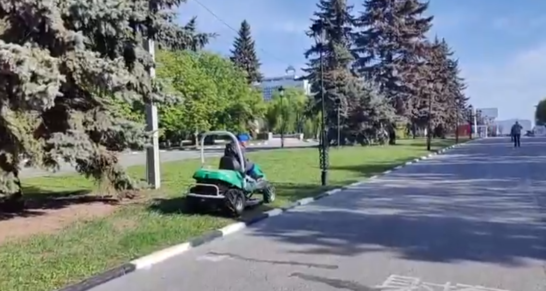 Ульяновский горзеленхоз тестирует новую технику на эспланаде