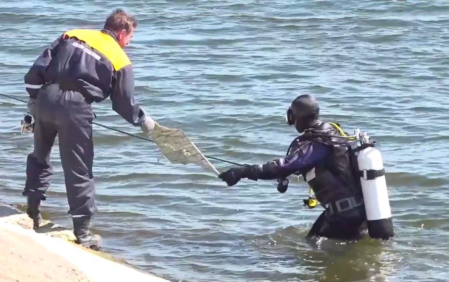 Водолазы начали очищать дно ульяновских пляжей