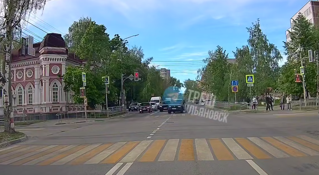 Двоих ульяновских водителей наказали за опасную гонку на перекрестке