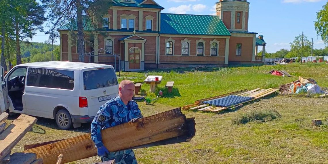 Сотрудник УФСИН помог в благоустройстве Свято-Троицкого скита