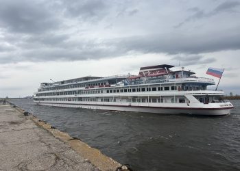 Теплоход «Константин Федин» открыл речной сезон в Ульяновске