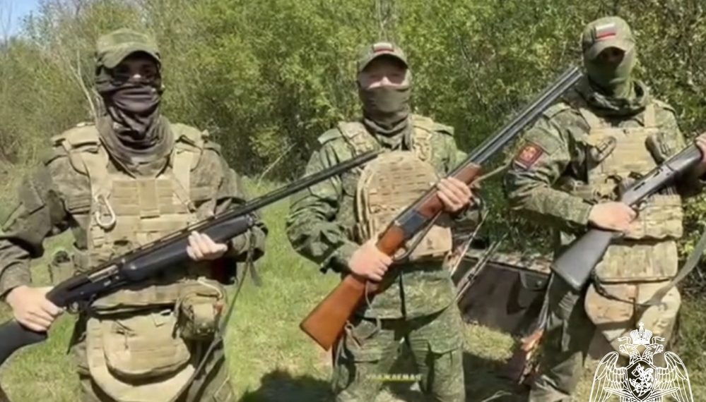 Ульяновская Росгвардия передаёт ружья бойцам в зоне СВО