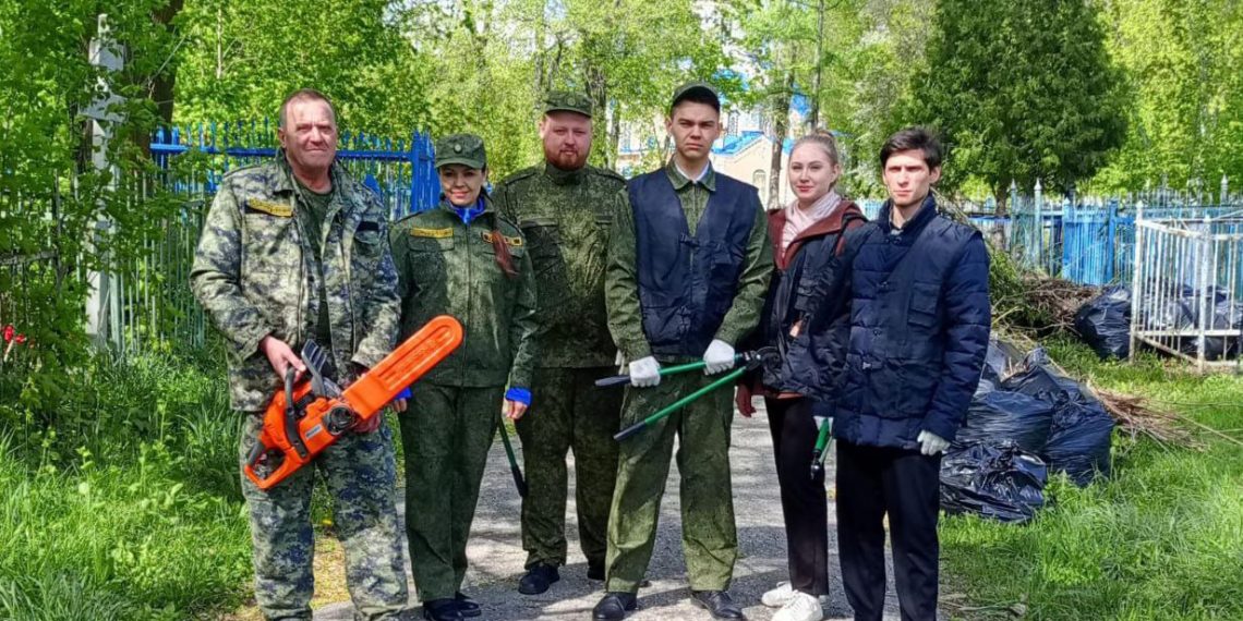 В Ульяновске сотрудники Следкома привели в порядок могилы героев ВОВ