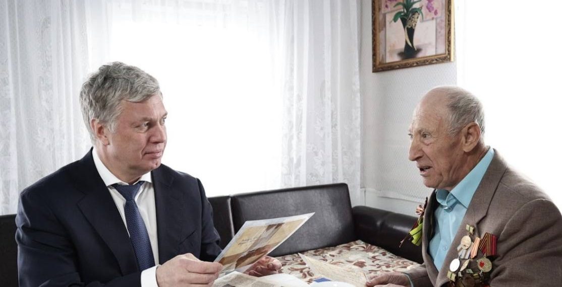 Ульяновский блокадник подарил губернатору книгу своих стихов