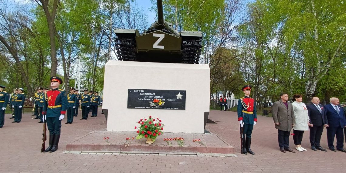 Ульяновцы почтили память героев-танкистов у парка Победы