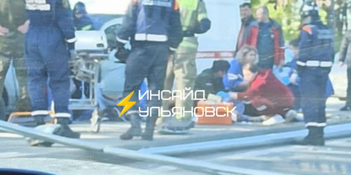 Машина снесла столб у Суворовского училища в Ульяновске, водитель лежит в крови