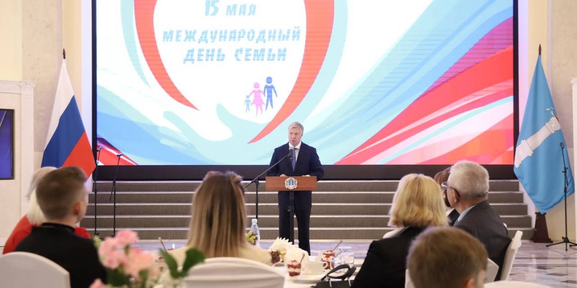 Русских наградил победителей регионального конкурса «Семья года» — фото