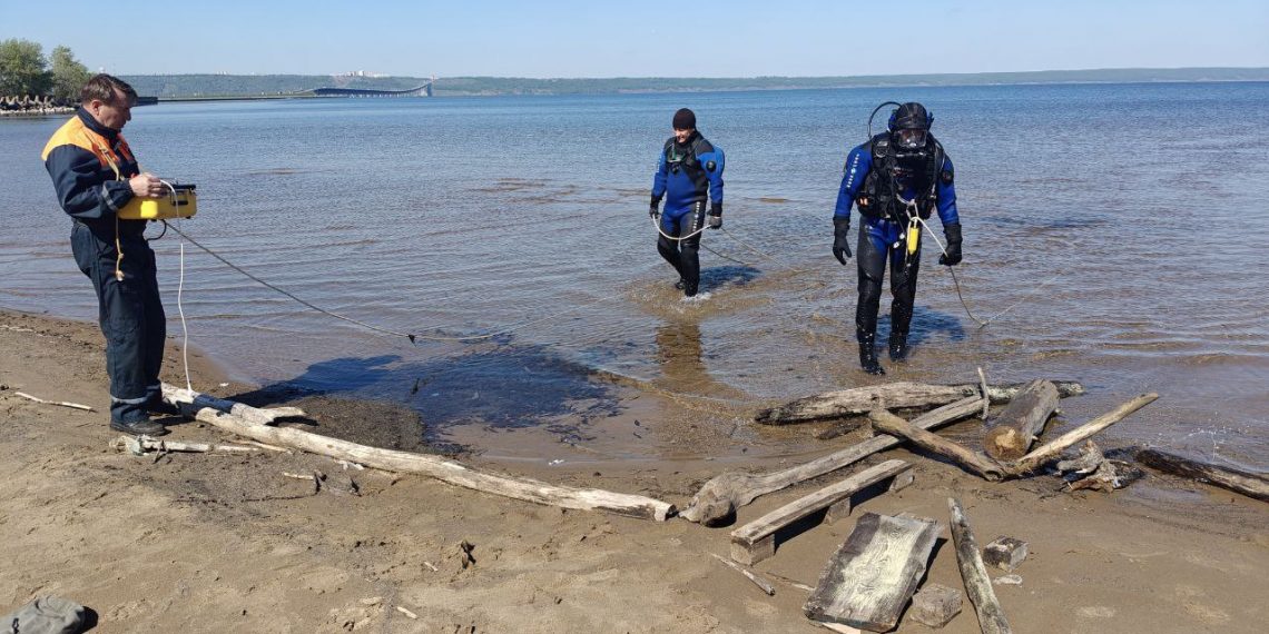 Водолазы подняли со дна Волги полтонны мусора возле парка 40-летия ВЛКСМ