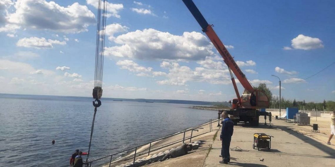 Главный пляж Ульяновска готовится к сезону: установлены лестницы и завезен песок