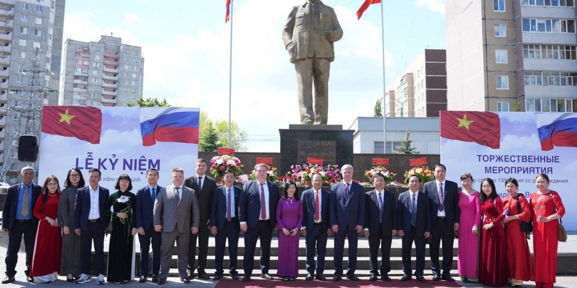 Делегация из Вьетнама и ульяновцы возложили цветы к памятнику Хо Ши Мина