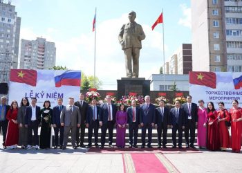 Делегация из Вьетнама и ульяновцы возложили цветы к памятнику Хо Ши Мина