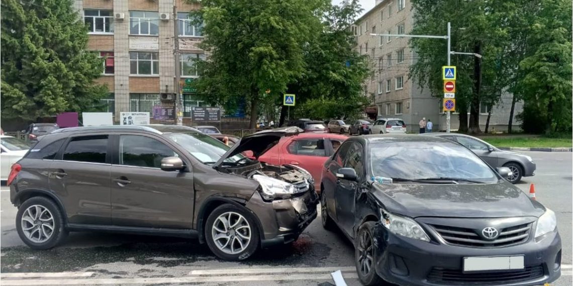 Две легковушки не смогли разъехаться у парка Победы в Ульяновске