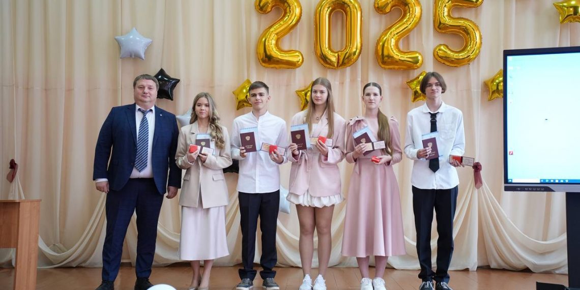 Мэр Ульяновска лично вручил аттестаты отличникам школы №63