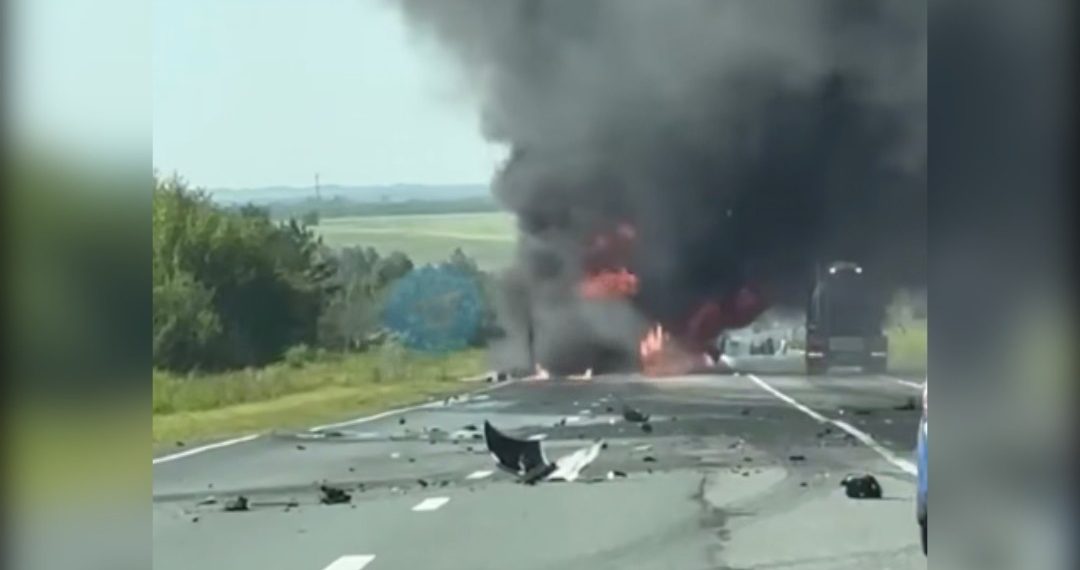 На трассе под Ульяновском загорелась фура — видео