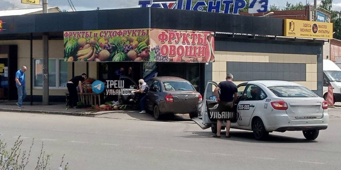 «Лада Гранта» врезалась в прилавок с арбузами на рынке в Заволжье