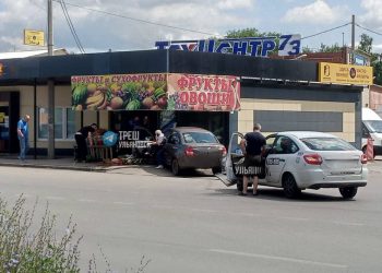 «Лада Гранта» врезалась в прилавок с арбузами на рынке в Заволжье