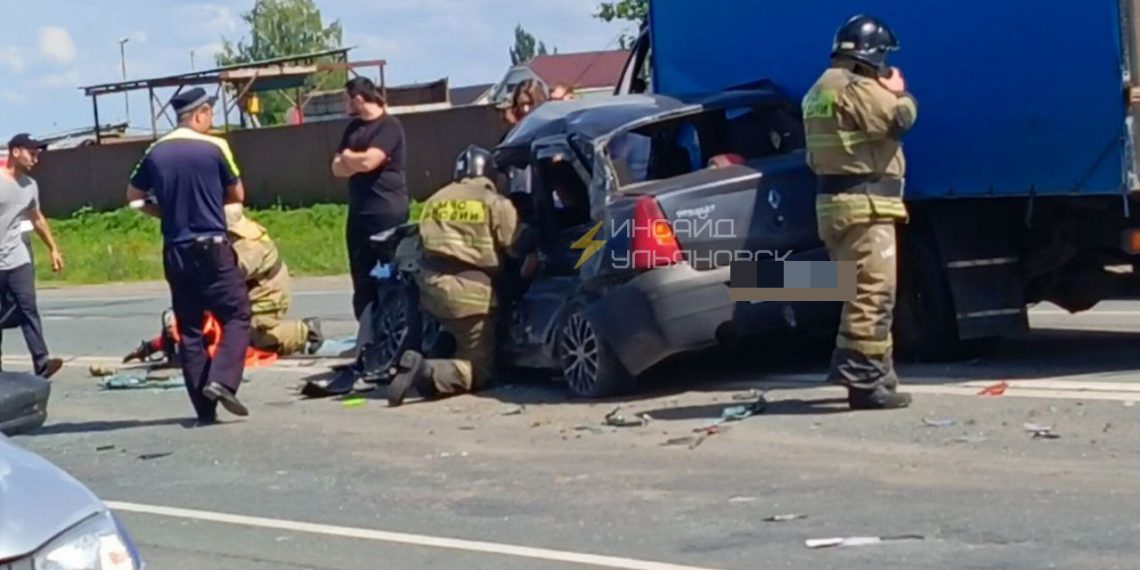 Жесткое ДТП под Ульяновском: водителя «Логана» спасатели вырезают из легковушки
