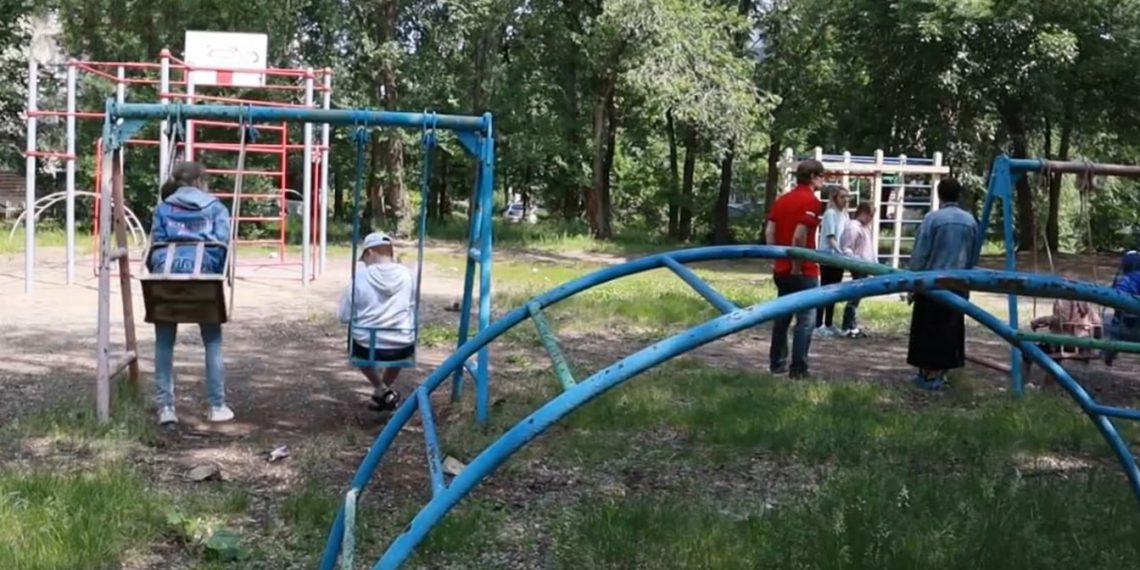 Заволжские детские площадки превратились в зоны риска