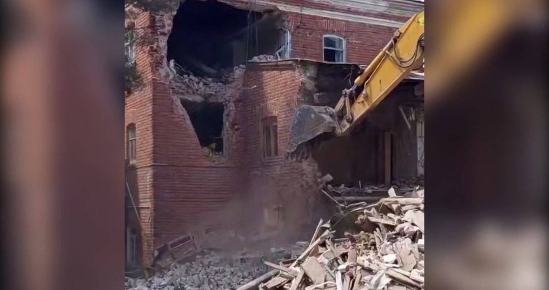 В центре Ульяновска под грохот экскаватора исчезает памятник архитектуры