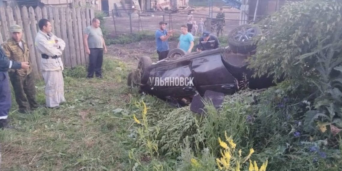 Трое молодых людей пострадали в ДТП с перевёртышем под Ульяновском
