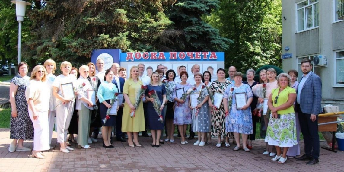 12 героев в белых халатах: лучшие медики Ульяновской области — на Доске Почёта