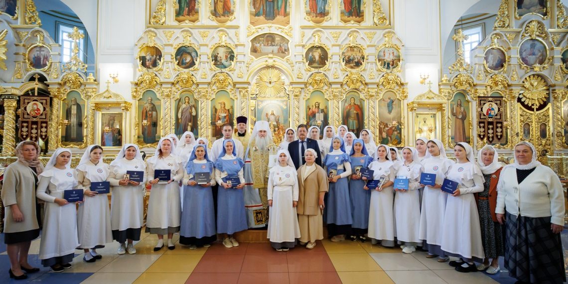 15 новых сестёр милосердия: в Ульяновске вручили дипломы выпускницам епархиальных курсов