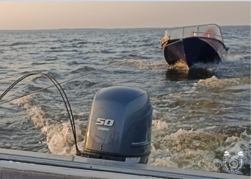 Ульяновские спасатели эвакуировали мужчин с повреждённой лодки