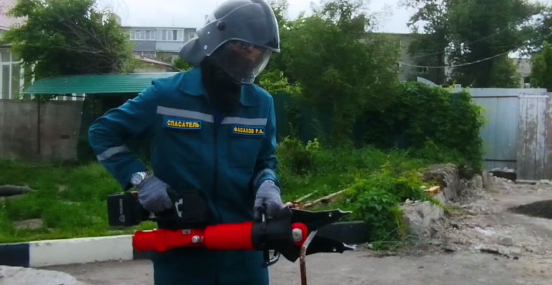 Ульяновские спасатели получили уникальный электрогидравлический инструмент