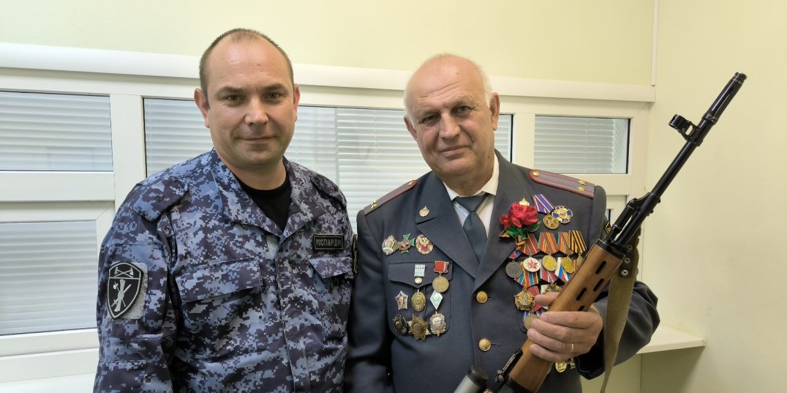 Ульяновский ветеран Росгвардии передал личный карабин для нужд СВО