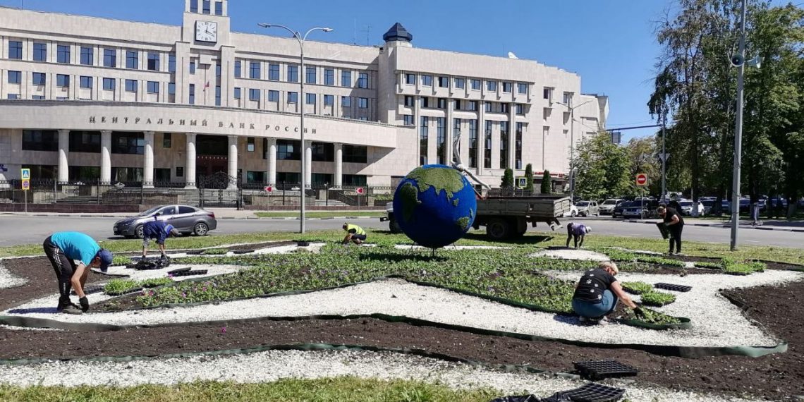 На Гончарова в Ульяновске начали высаживать цветы