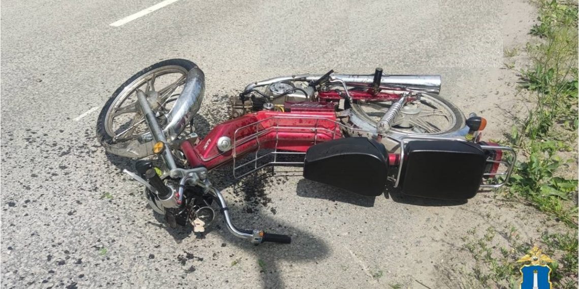 В Инзе водитель мопеда без прав спровоцировал ДТП: пассажир в больнице