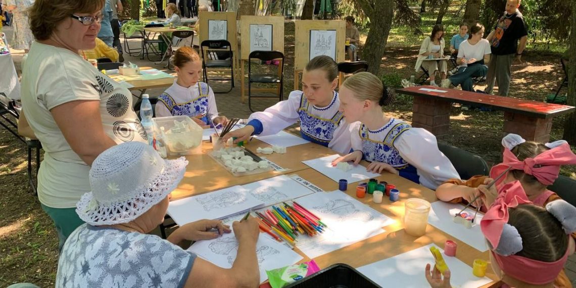 Городской праздник «Святится Троицей душа» собрал ульяновцев в сквере Духовности