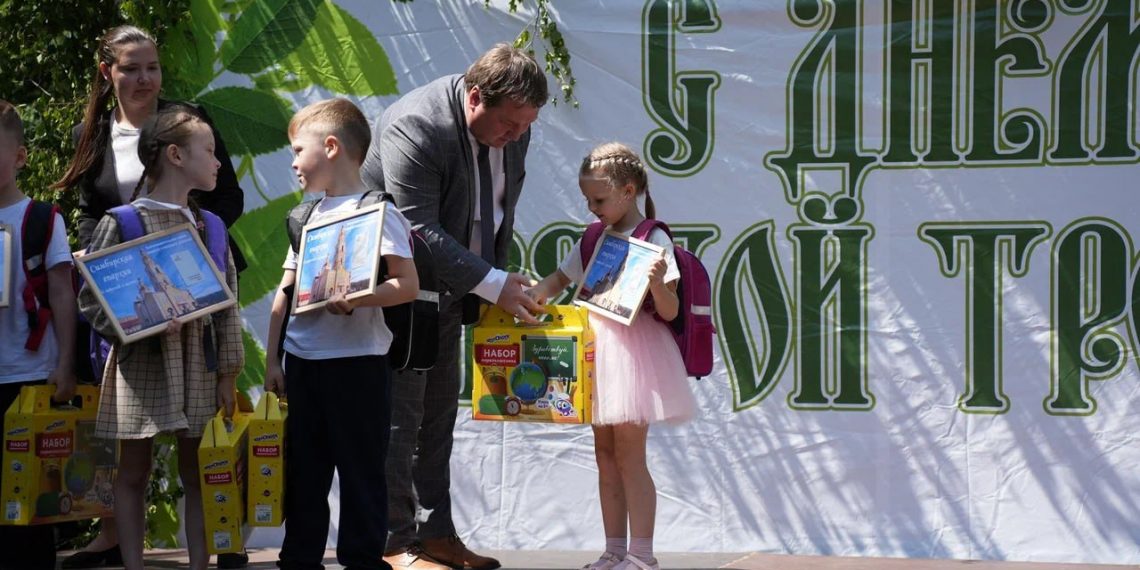 Мэр Болдакин и митрополит Лонгин вручили подарки будущим ульяновским школьникам