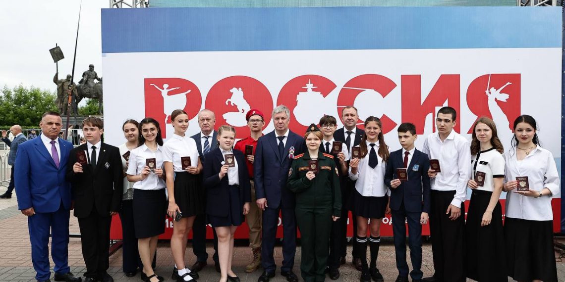 Алексей Русских вручил паспорта юным лидерам Ульяновской области