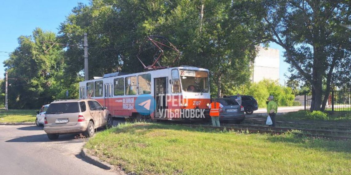 Автомобиль врезался в трамвай: движение на ул. Розы Люксембург парализовано