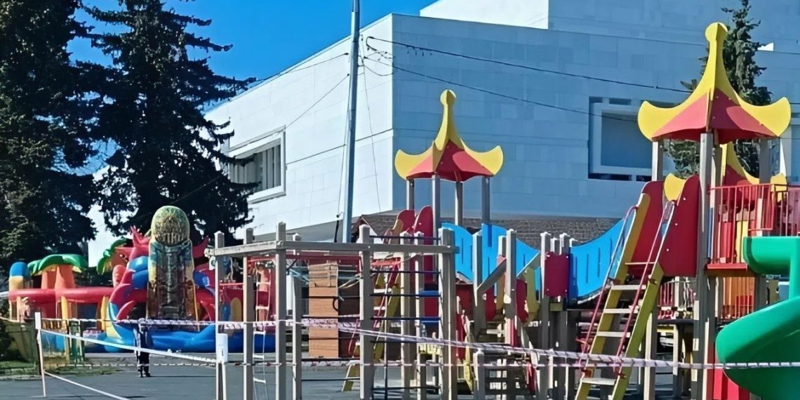 Горзеленхоз демонтировал опасную детскую площадку на площади Ленина в Ульяновске