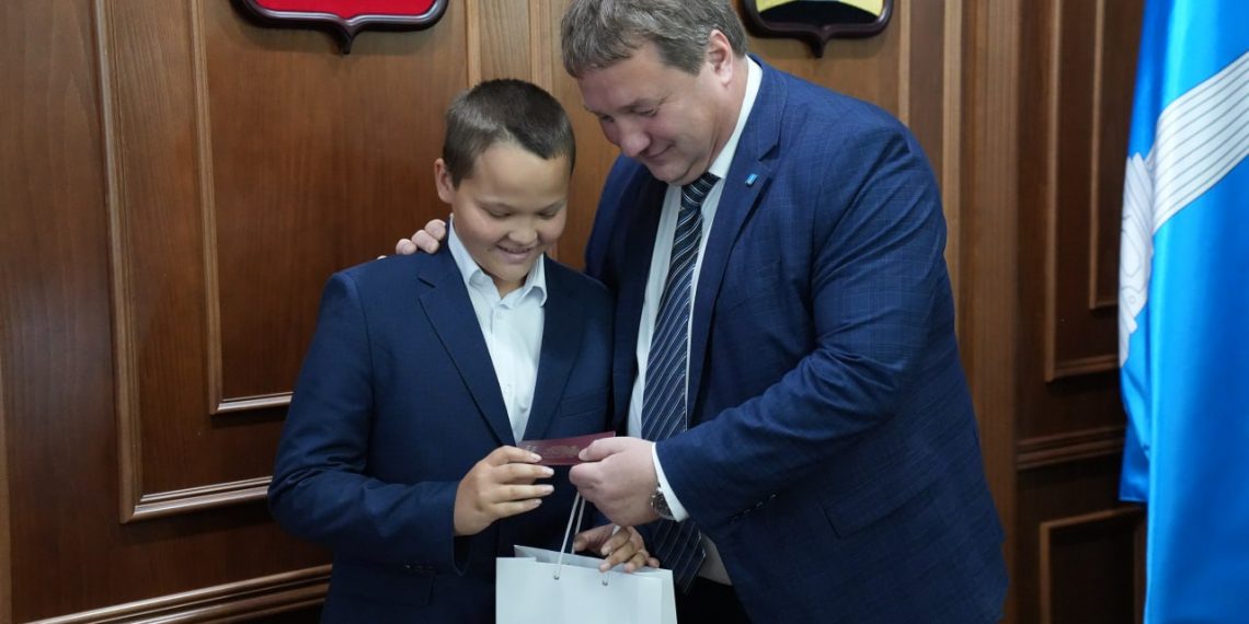 Мэр Болдакин вручил российские паспорта юным активистам