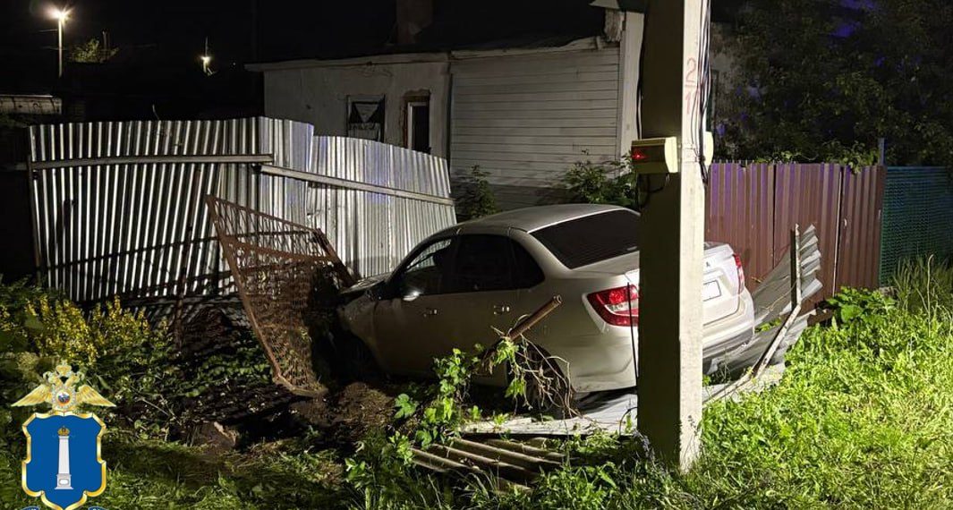 Девушка на «Гранте» снесла забор жилого дома в Димитровграде