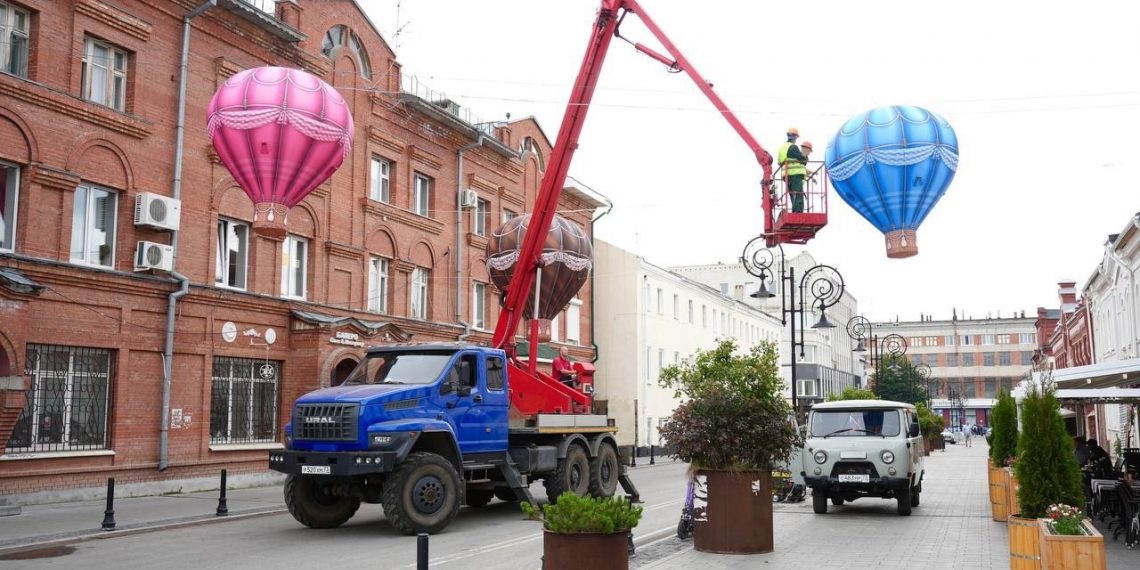 Яркий сюрприз: на улице Федерации появились гигантские надувные шары