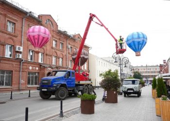 Яркий сюрприз: на улице Федерации появились гигантские надувные шары