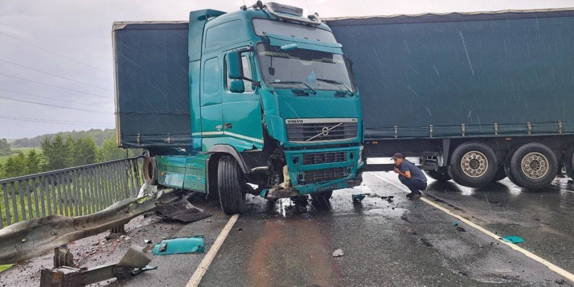 Фуру развернуло на ж/д мосту под Ульяновском: трасса перекрыта