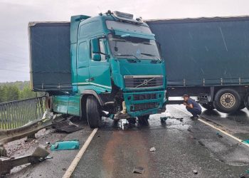 Фуру развернуло на ж/д мосту под Ульяновском: трасса перекрыта