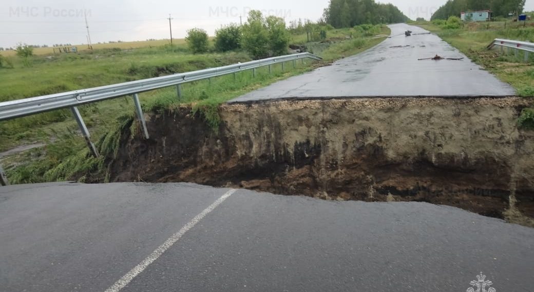 После ливня в Ульяновской области обрушился мост