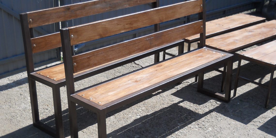 Осуждённые ульяновской колонии изготовили скамейки для детского реабилитационного центра